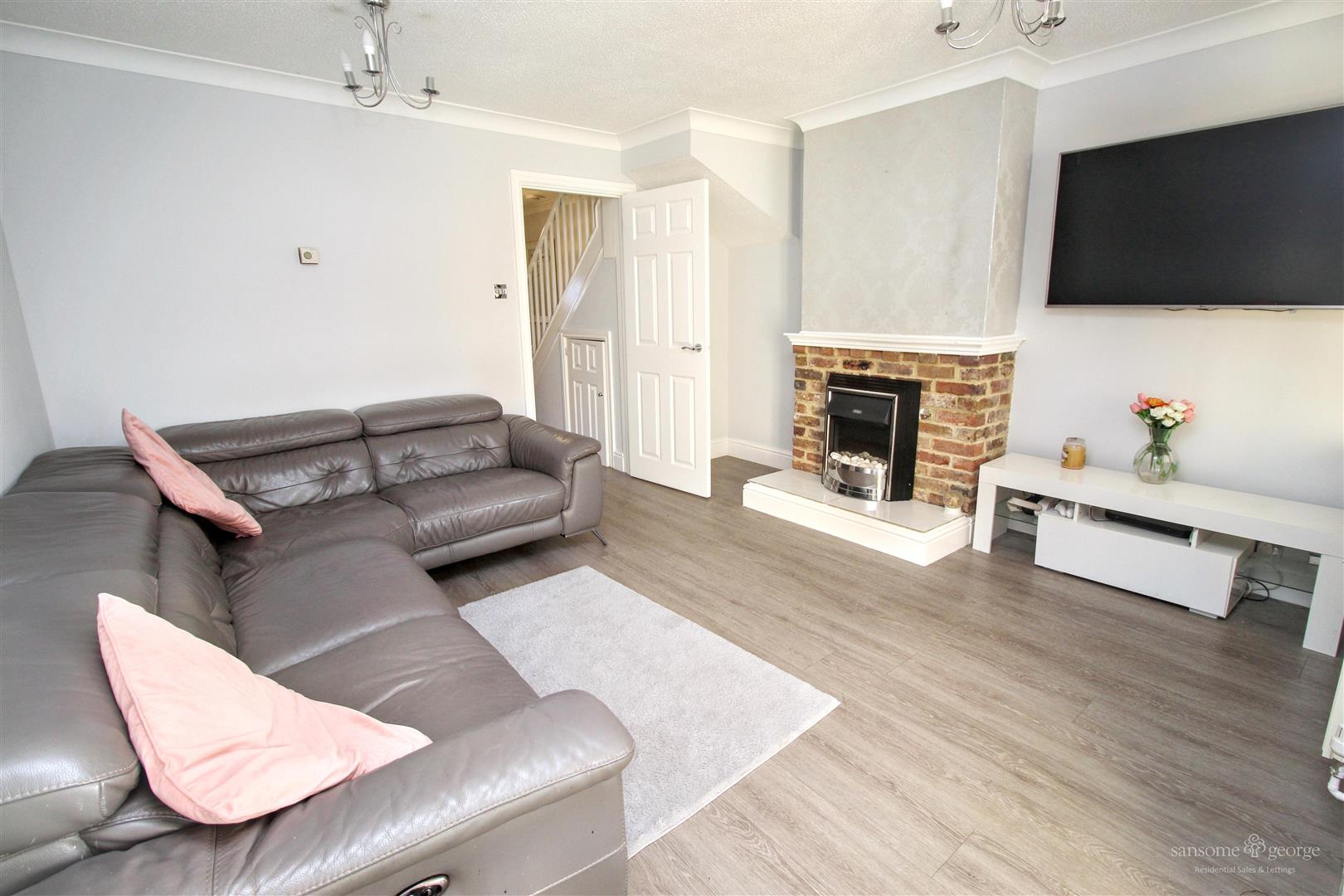 3 bed property in Kemerton Close, Reading